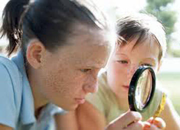 kids with magnifying glass