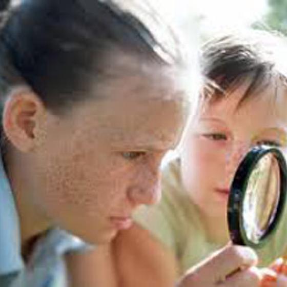 kids with magnifying glass